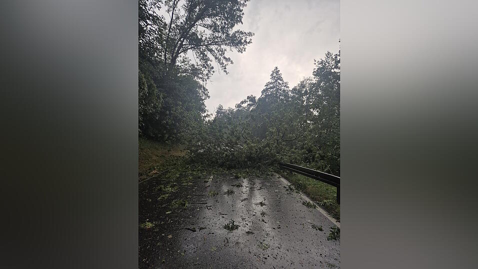 Die Feuerwehr Niederaichbach war beim Unwetter verstärkt gefordert. Die Feuerwehr Niederaichbach war beim Unwetter verstärkt gefordert.