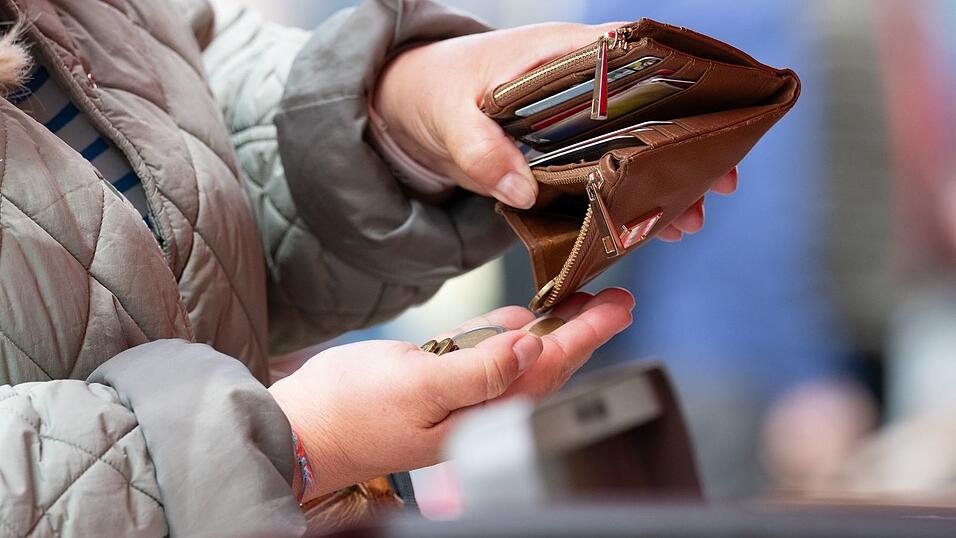 Steigende Preise bremsen den privaten Konsum, der in guten Zeiten eine wichtige Stütze für das Wirtschaftswachstum ist. (Symbolbild) Steigende Preise bremsen den privaten Konsum, der in guten Zeiten eine wichtige Stütze für das Wirtschaftswachstum ist. (Symbolbild)