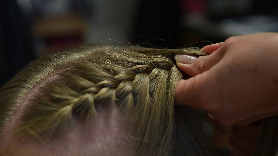 Dieses Mal den Scheitel in der Mitte ziehen und einen festen französischen Zopf nach hinten flechten. Dieses Mal den Scheitel in der Mitte ziehen und einen festen französischen Zopf nach hinten flechten.