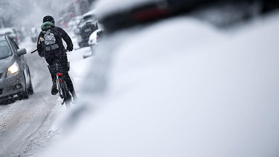 Schneefall sorgt f&uuml;r glatte Stra&szlig;en, etwa hier in M&uuml;nchen.