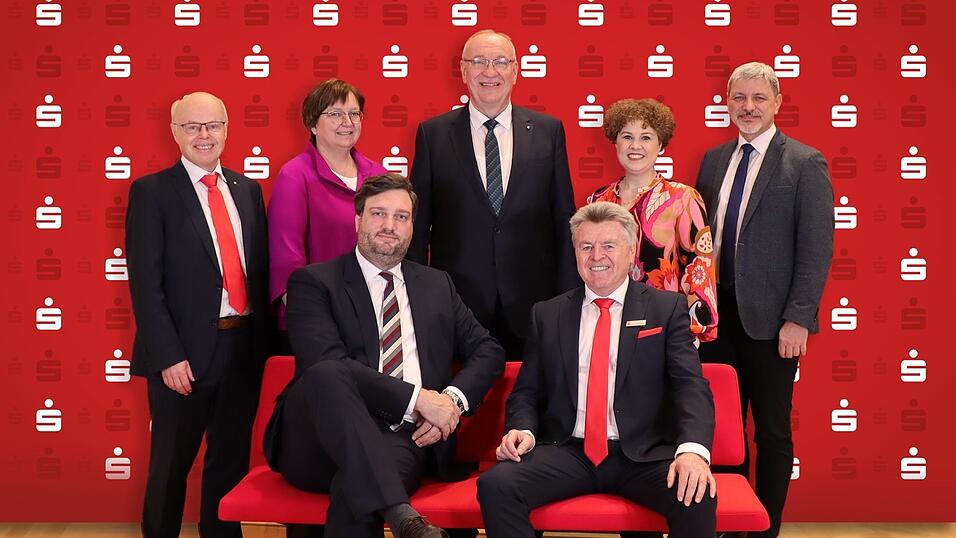Jonathan Stich, Vorstandsmitglied ab 1. April, mit seinem Vorgänger Theo Schneidhuber nehmen auf der roten Bank Platz. Mit auf dem Foto (stehend von links): Vorstandsvorsitzender Franz Wittmann, Barbara Haimerl (stellvertretende Verwaltungsratsvorsitzende), Verwaltungsratsvorsitzender Franz Löffler, Alexandra Riedl (stellvertretende Verwaltungsratsvorsitzende) sowie Sandro Bauer (stellvertretender Verwaltungsratsvorsitzender). Jonathan Stich, Vorstandsmitglied ab 1. April, mit seinem Vorgänger Theo Schneidhuber nehmen auf der roten Bank Platz. Mit auf dem Foto (stehend von links): Vorstandsvorsitzender Franz Wittmann, Barbara Haimerl (stellvertretende Verwaltungsratsvorsitzende), Verwaltungsratsvorsitzender Franz Löffler, Alexandra Riedl (stellvertretende Verwaltungsratsvorsitzende) sowie Sandro Bauer (stellvertretender Verwaltungsratsvorsitzender).