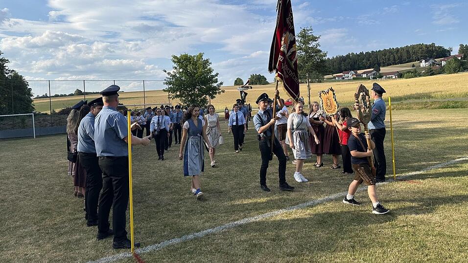 Die Traitschinger stehen Spalier f&uuml;r ihre Patenvereine, eben dort, wo im n&auml;chsten Jahr der Zelteingang sein wird.
