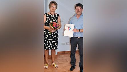 B&uuml;rgermeister Alfons Neumeier ehrte die ausscheidende ehemalige Ortsb&auml;uerin Maria Bayerl.