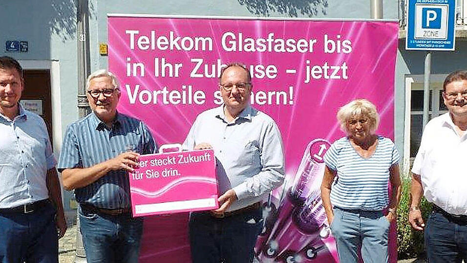 Vertreter der Telekom überbrachten Bürgermeister Herbert Lichtinger (Mitte) und Maria Reicheneder von der Stadtverwaltung (Zweite von rechts) die gute Nachricht, dass die Telekom das Glasfaser-Netz im Stadtkern eigenwirtschaftlich aufrüsten will. Vertreter der Telekom überbrachten Bürgermeister Herbert Lichtinger (Mitte) und Maria Reicheneder von der Stadtverwaltung (Zweite von rechts) die gute Nachricht, dass die Telekom das Glasfaser-Netz im Stadtkern eigenwirtschaftlich aufrüsten will.