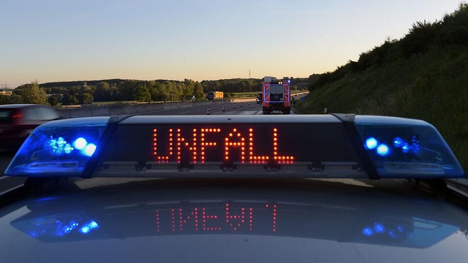 Im Landkreis Gifhorn sind bei einem Unfall mit einem Reisebus mehrere Menschen verletzt worden. (Symbolbild)