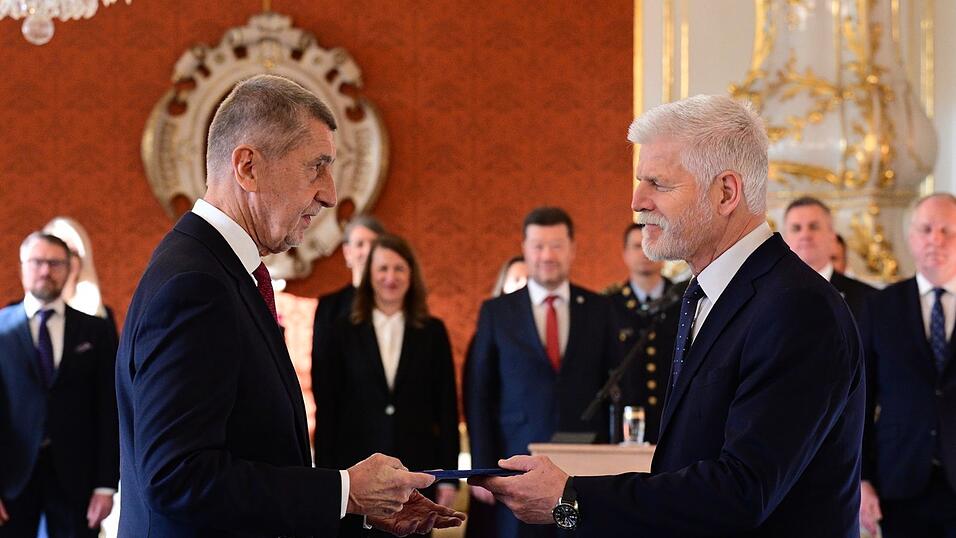 Der tschechische Präsident Petr Pavel (r) ernennt Andrej Babis zum neuen Ministerpräsidenten. Der tschechische Präsident Petr Pavel (r) ernennt Andrej Babis zum neuen Ministerpräsidenten.