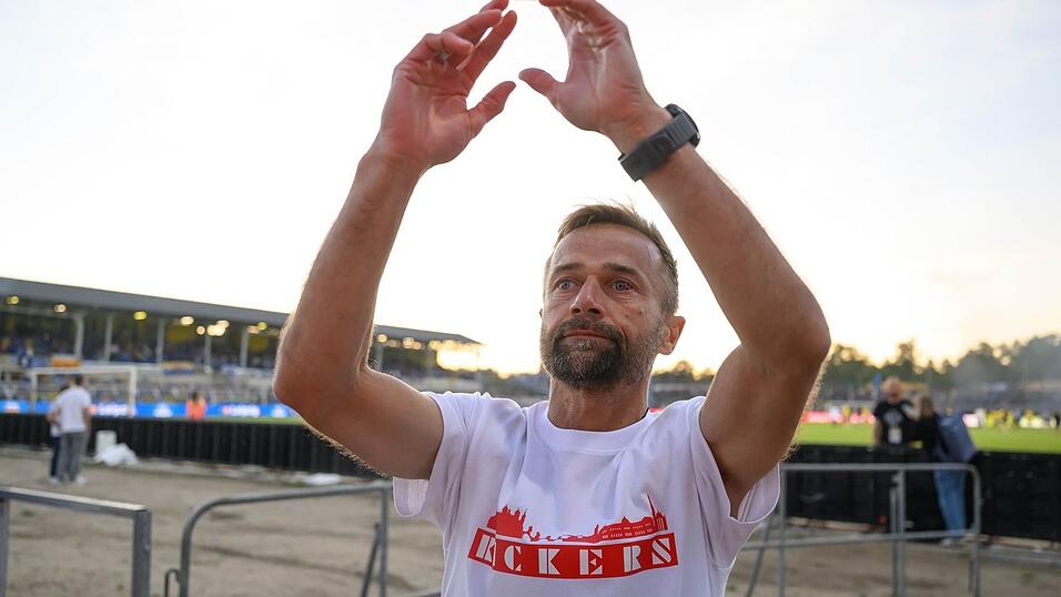Michael Schiele (Trainer Würzburger Kickers) will den Aufstieg perfekt machen. Michael Schiele (Trainer Würzburger Kickers) will den Aufstieg perfekt machen.