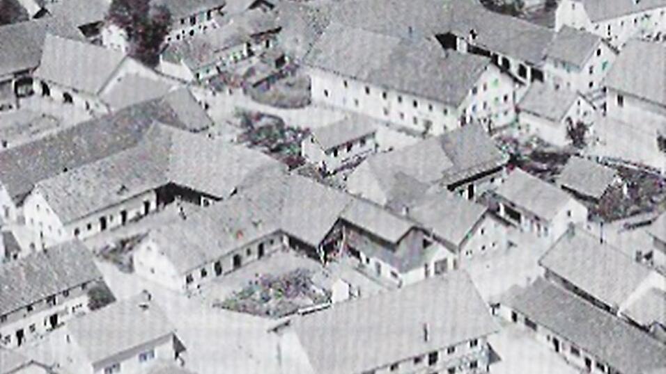 Dornwang um das Jahr 1950, wie es nach dem Brand von 1870 mit neuen Gebäuden angelegt wurde. Dornwang um das Jahr 1950, wie es nach dem Brand von 1870 mit neuen Gebäuden angelegt wurde.