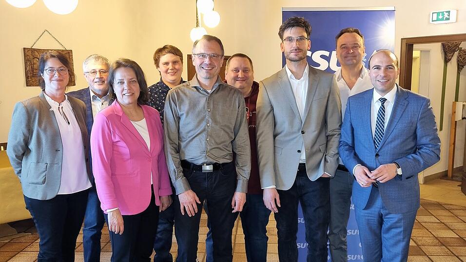Die Vorstandschaft mit dem neu gewählten ersten Vorsitzenden Daniel Petz (3.v.r.), sowie MdB Florian Oßner (r.) und Bezirksrätin Martina Hammerl (3.v.l.).