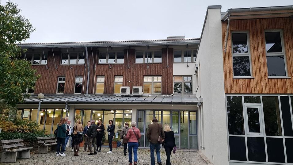 Kandidaten marschieren ins Landratsamt Regen, um dort auf die Ergebnisse zu warten.