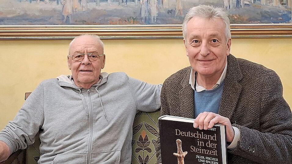 Sie sind dem Mammut auf der Spur: Der Wissenschaftler Alexander Binsteiner (l.) und Entdecker Werner Friedenberger.