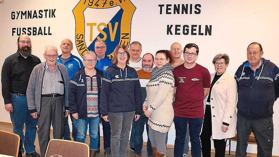 Die Erstplatzierten der jeweiligen Mannschaftswertungen freuten sich &uuml;ber Sachpreise. Abteilungsleiter Alex Englberger und Schirmherrin Hanneloren Langwieser (v. r.) gratulierten zum Erfolg.