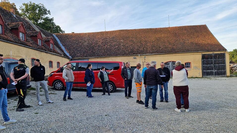 Bürgermeister Johann Ziegleder, Bauhof-Mitarbeiter, „Freude am Essen“ und Stiftungs-Vertreter bei der Vorbesprechung des Marktes. Bürgermeister Johann Ziegleder, Bauhof-Mitarbeiter, „Freude am Essen“ und Stiftungs-Vertreter bei der Vorbesprechung des Marktes.