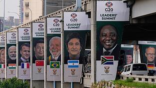 Auf den Plakaten zum G20-Gipfel in Johannesburg ist Chinas Präsident Xi noch zu sehen. Kommen wird er aber nicht. Auf den Plakaten zum G20-Gipfel in Johannesburg ist Chinas Präsident Xi noch zu sehen. Kommen wird er aber nicht.