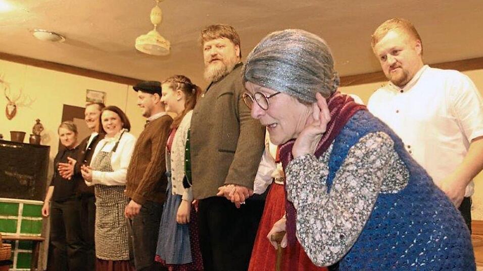 Wirklich schwerh&ouml;rig oder tut sie nur so? Zumindest scheint Oma Wally (Monika H&auml;ring) selbst den Schlussapplaus nicht deutlich wahrzunehmen.