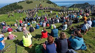 Hunderte Menschen feierten den Gottesdienst auf der Kampenwand mit.