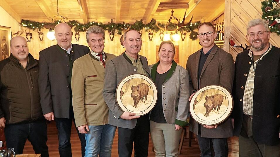 Die Gewinner bekommen ihre Scheiben überreicht. Die Gewinner bekommen ihre Scheiben überreicht.