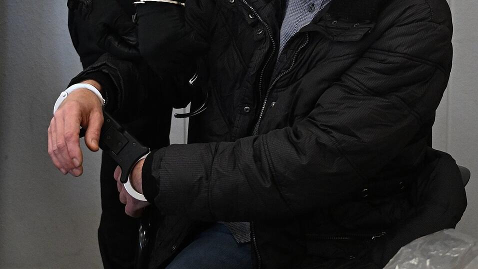 Der wegen Mordes an der neunjährigen Valeriia Angeklagte wird im Landgericht Chemnitz von einem Justizmitarbeiter vorgeführt.
