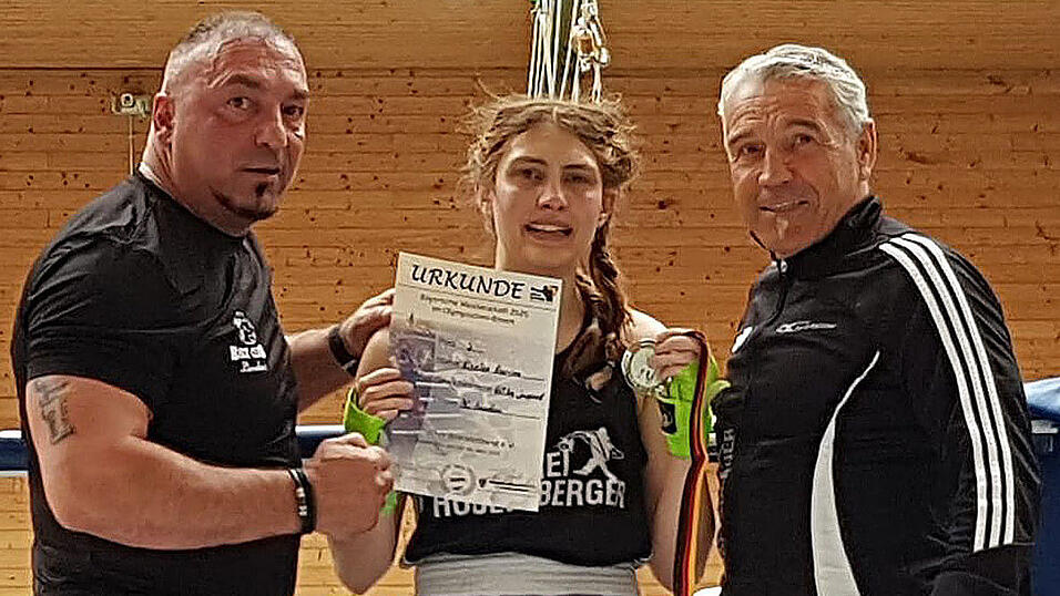 Murad Sen (l.) und Peter Prechler (r.) freuten sich mit Karina Kiseler über den Vizemeistertitel. Murad Sen (l.) und Peter Prechler (r.) freuten sich mit Karina Kiseler über den Vizemeistertitel.