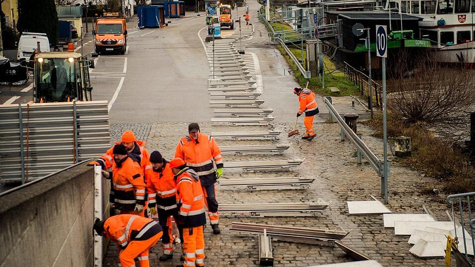 Regensburg bereitet sich auf das Hochwasser vor.