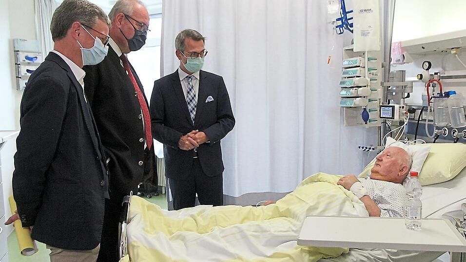 In der im Juni er&ouml;ffneten Stroke Unit sprach der Staatsminister auch mit Patienten, die dort bereits von der neuen Station profitieren.