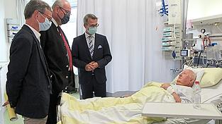 In der im Juni er&ouml;ffneten Stroke Unit sprach der Staatsminister auch mit Patienten, die dort bereits von der neuen Station profitieren.