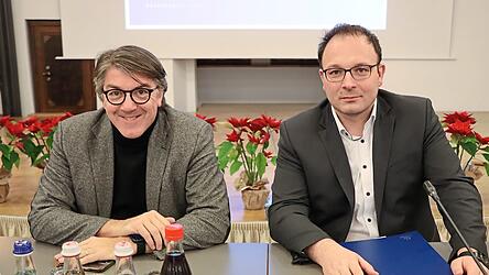 K&auml;mmerer Christian Pl&ouml;tz (links) und B&uuml;rgermeister Martin Stoiber (rechts) stellen den neuen Haushalt vor.