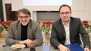 Kämmerer Christian Plötz (links) und Bürgermeister Martin Stoiber (rechts) stellen den neuen Haushalt vor. Kämmerer Christian Plötz (links) und Bürgermeister Martin Stoiber (rechts) stellen den neuen Haushalt vor.