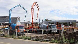 Eine ganze Flotte Fahrmischer drängt sich an der Baustelle bei der Chamer Flutbrücke. Sie liefern 500 Kubikmeter Beton aus Weiding an. Eine ganze Flotte Fahrmischer drängt sich an der Baustelle bei der Chamer Flutbrücke. Sie liefern 500 Kubikmeter Beton aus Weiding an.
