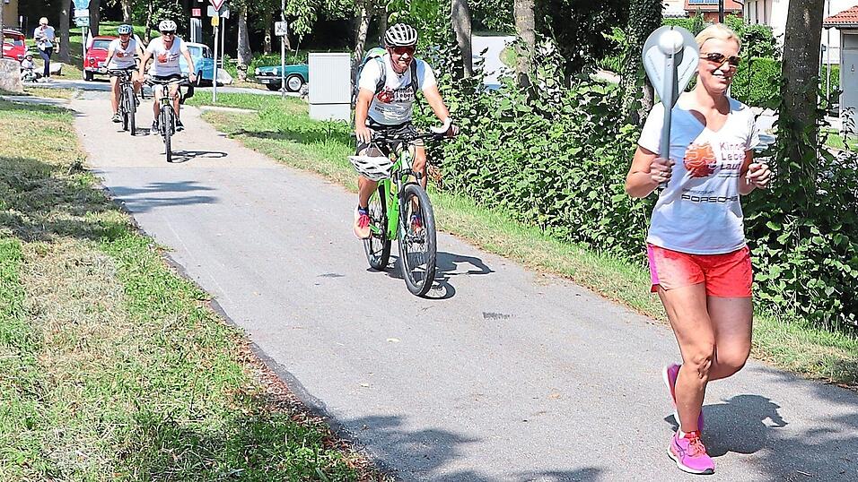 Silke Kölbl nahm die Engelfackel von den Goggofahrern entgegen und war die erste Fackelträgerin auf der Etappe zwischen Landau und Eichendorf. Silke Kölbl nahm die Engelfackel von den Goggofahrern entgegen und war die erste Fackelträgerin auf der Etappe zwischen Landau und Eichendorf.