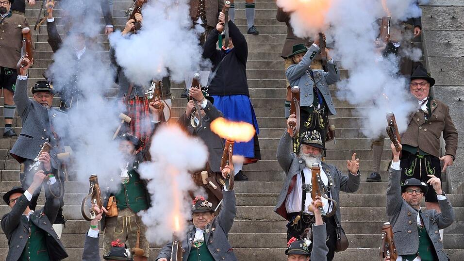 Böllerschüsse zum Wiesn-Ende.