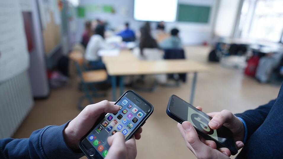 Aktuell wird in Deutschland auch über Altersgrenzen für soziale Medien diskutiert. (Symbolbild) Aktuell wird in Deutschland auch über Altersgrenzen für soziale Medien diskutiert. (Symbolbild)