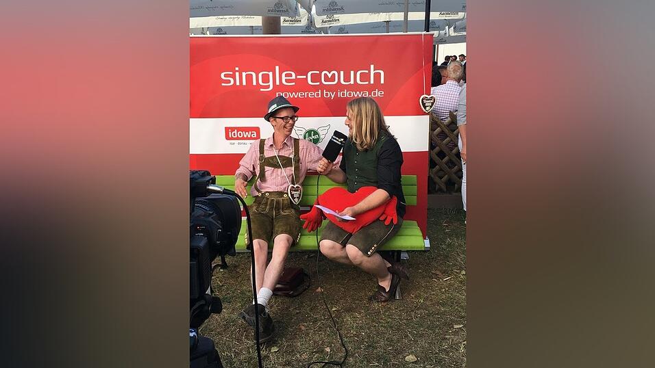 Auch 2019 ist die Single-Couch auf dem Gäubodenvolksfest beliebt. Auch 2019 ist die Single-Couch auf dem Gäubodenvolksfest beliebt.