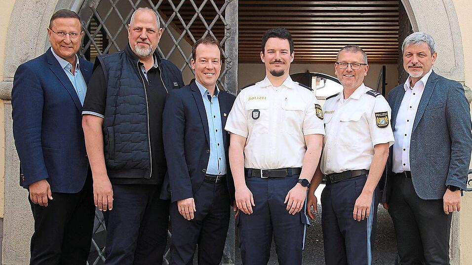 Die Bürgermeister der Gemeinden im Dienstgebiet der PI Furth im Wald (Markus Müller, Stellvertreter Matthias Weichs, Florian Adam und Sandro Bauer) und die Vertreter der Polizei (Philipp Ramrath und Josef Weindl) trafen sich am Dienstag zum Sicherheitsgespräch im Further Rathaus. Die Bürgermeister der Gemeinden im Dienstgebiet der PI Furth im Wald (Markus Müller, Stellvertreter Matthias Weichs, Florian Adam und Sandro Bauer) und die Vertreter der Polizei (Philipp Ramrath und Josef Weindl) trafen sich am Dienstag zum Sicherheitsgespräch im Further Rathaus.