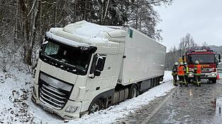 Ohne Fremdeinwirkung rutschte der Lastwagen komplett in den Graben.