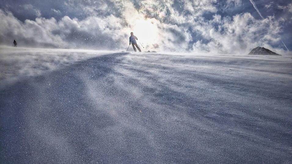Der Skifahrer war zu Fu&szlig; zu einem Gipfel aufgestiegen. (Symbolbild)