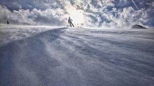 Der Skifahrer war zu Fu&szlig; zu einem Gipfel aufgestiegen. (Symbolbild)