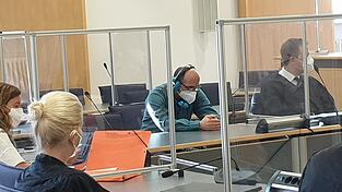 Der Angeklagte blickte im Gerichtssaal meist nach unten. Um die Simultan-Übersetzung eines Dolmetschers zu hören, trug der gebürtige Mazedonier Kopfhörer.