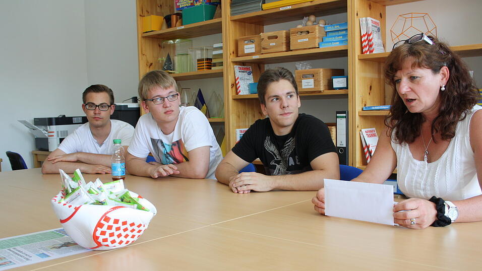 Die Teilnahme am Zeitungsprojekt hat sich auch für ein P-Seminar des Ludwigsgymnasiums Straubing gelohnt: Mit ihrer Arbeit landeten die Schüler auf Platz drei - und erhielten 100 Euro für die Klassenkasse. Die Teilnahme am Zeitungsprojekt hat sich auch für ein P-Seminar des Ludwigsgymnasiums Straubing gelohnt: Mit ihrer Arbeit landeten die Schüler auf Platz drei - und erhielten 100 Euro für die Klassenkasse.