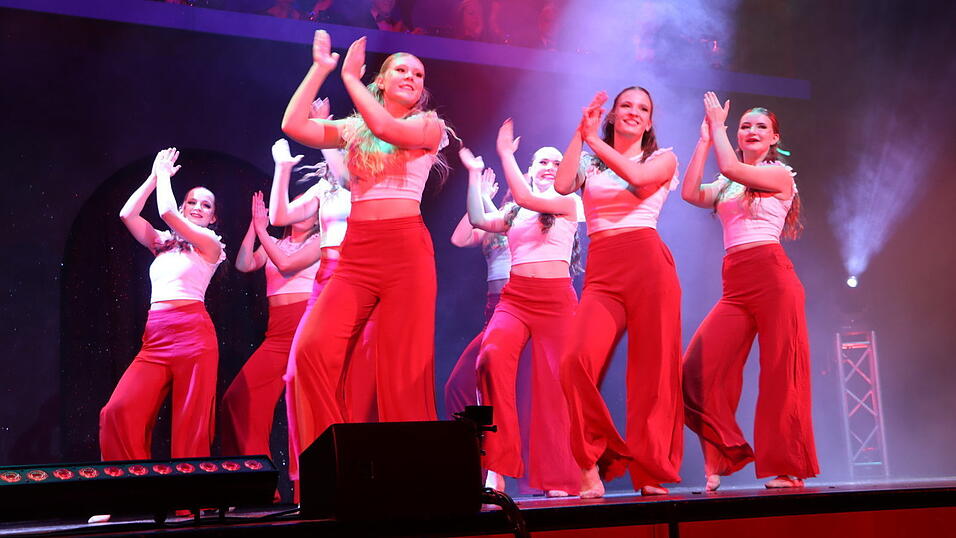 Die Tänzerinnen der Jugendgruppe des SSC Landau wirbelten über die Bühne. Die Tänzerinnen der Jugendgruppe des SSC Landau wirbelten über die Bühne.