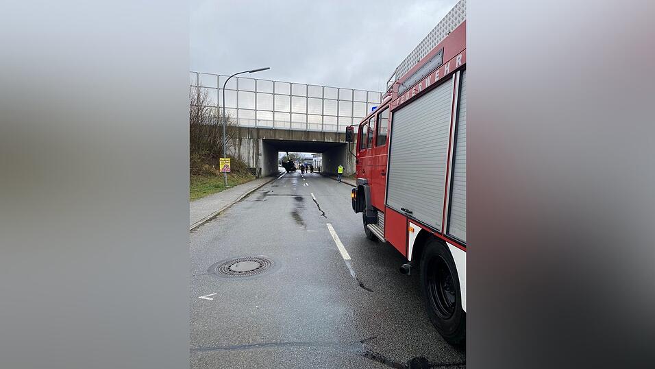 An der Autobahnunterführung bei Altheim war am Freitagvormittag ein Fahrzeug stecken geblieben. An der Autobahnunterführung bei Altheim war am Freitagvormittag ein Fahrzeug stecken geblieben.