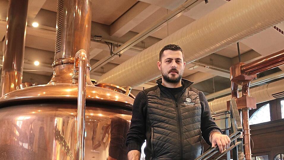 Quirin Erber vor den Braukesseln des Brauhauses am Schloss gibt sich aktuell 'zufrieden'.