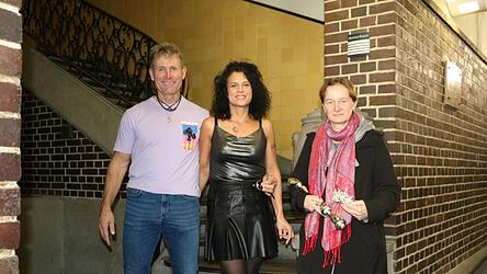 Der KTSV Haselbach hat ein neues Prinzenpaar gefunden. Charly und Fadia Butz werden den KTSV eine Saison lang repräsentieren. Vorsitzende Silke Bach (rechts) hält die Krone für die Faschingsprinzessin und das Zepter für den Prinzen in der Hand. Erst beim Inthronisationsball erhalten die beiden die Insignien ihrer Faschingsherrschaft.