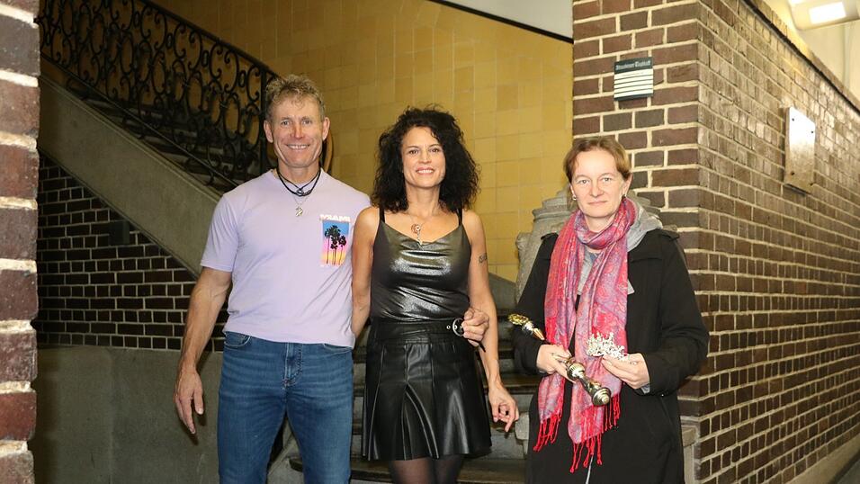 Der KTSV Haselbach hat ein neues Prinzenpaar gefunden. Charly und Fadia Butz werden den KTSV eine Saison lang repräsentieren. Vorsitzende Silke Bach (rechts) hält die Krone für die Faschingsprinzessin und das Zepter für den Prinzen in der Hand. Erst beim Inthronisationsball erhalten die beiden die Insignien ihrer Faschingsherrschaft.