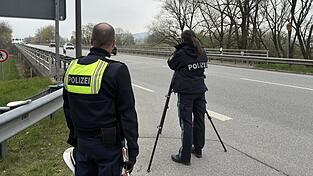 Hauptkommissar Dankerl und Hauptmeisterin Neumann beobachten die heranfahrenden Autos ganz genau. Ob durch das Laserger&auml;t oder mit dem blo&szlig;en Auge.