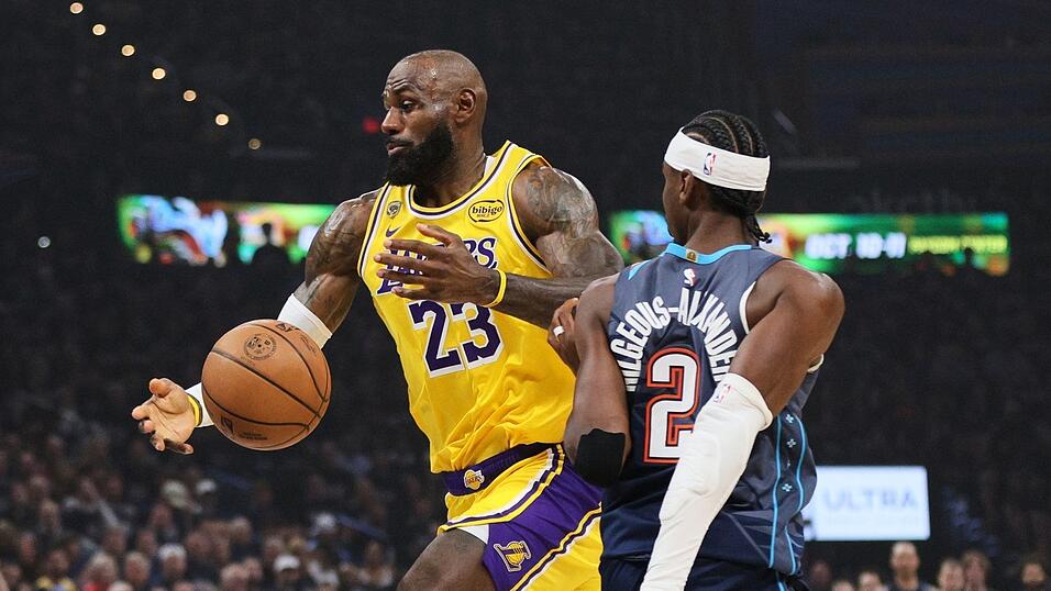 LeBron James (l.) stand zum 300. Mal in einem Playoff-Spiel auf dem Parkett.