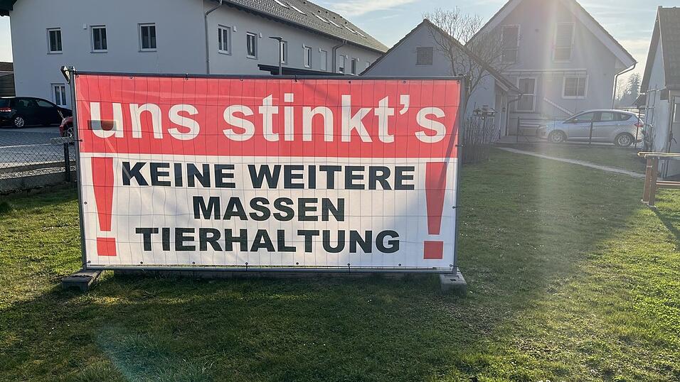 Die Gegner der Hähnchenmastställe hätten Ausweichflächen zum Tausch angeboten, die jedoch aus „wirtschaftlichen Gründen“ abgelehnt wurden. Die Gegner der Hähnchenmastställe hätten Ausweichflächen zum Tausch angeboten, die jedoch aus „wirtschaftlichen Gründen“ abgelehnt wurden.