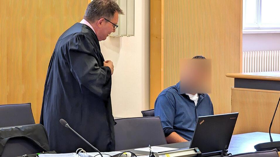 Laut Aussage seiner Partnerin habe sich der Angeklagte ins Haus geflüchtet, weil die wildfremde Frau ihm im Garten die Lederhose herunterreißen wollte: 'Er hat richtig Angst vor ihr gehabt.'