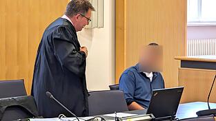 Laut Aussage seiner Partnerin habe sich der Angeklagte ins Haus geflüchtet, weil die wildfremde Frau ihm im Garten die Lederhose herunterreißen wollte: 'Er hat richtig Angst vor ihr gehabt.'