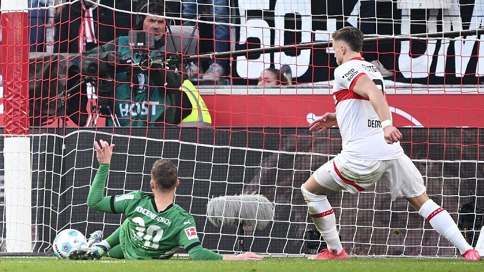 Gladbachs Nico Elvedi (l) spitzelt den Ball bei einer verungl&uuml;ckten Rettungstat ins eigene Tor.